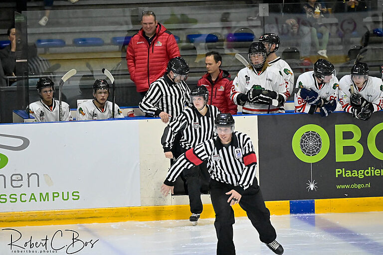 Referee en linesmen in actie bij de oefenwedstrijd tussen Den Haag en Utrecht voor het seizoen 2020-21