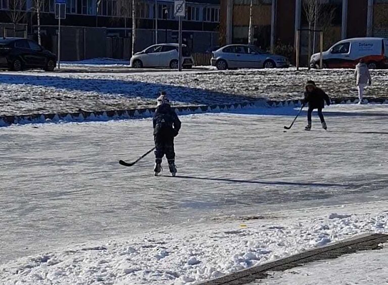 Een mooi winters ijshockeyplaatje in februari 2021