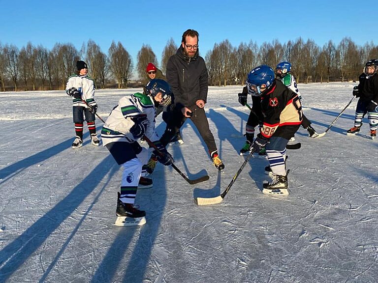 Dordrecht Lions U8 en U10 op natuurijs Dimitri Roos