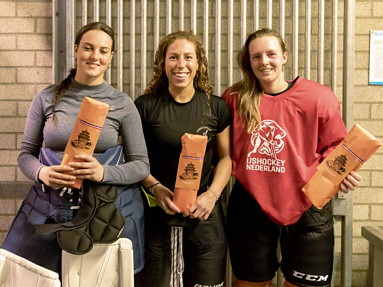 Drie van de TeamNL IJshockeyvrouwen.