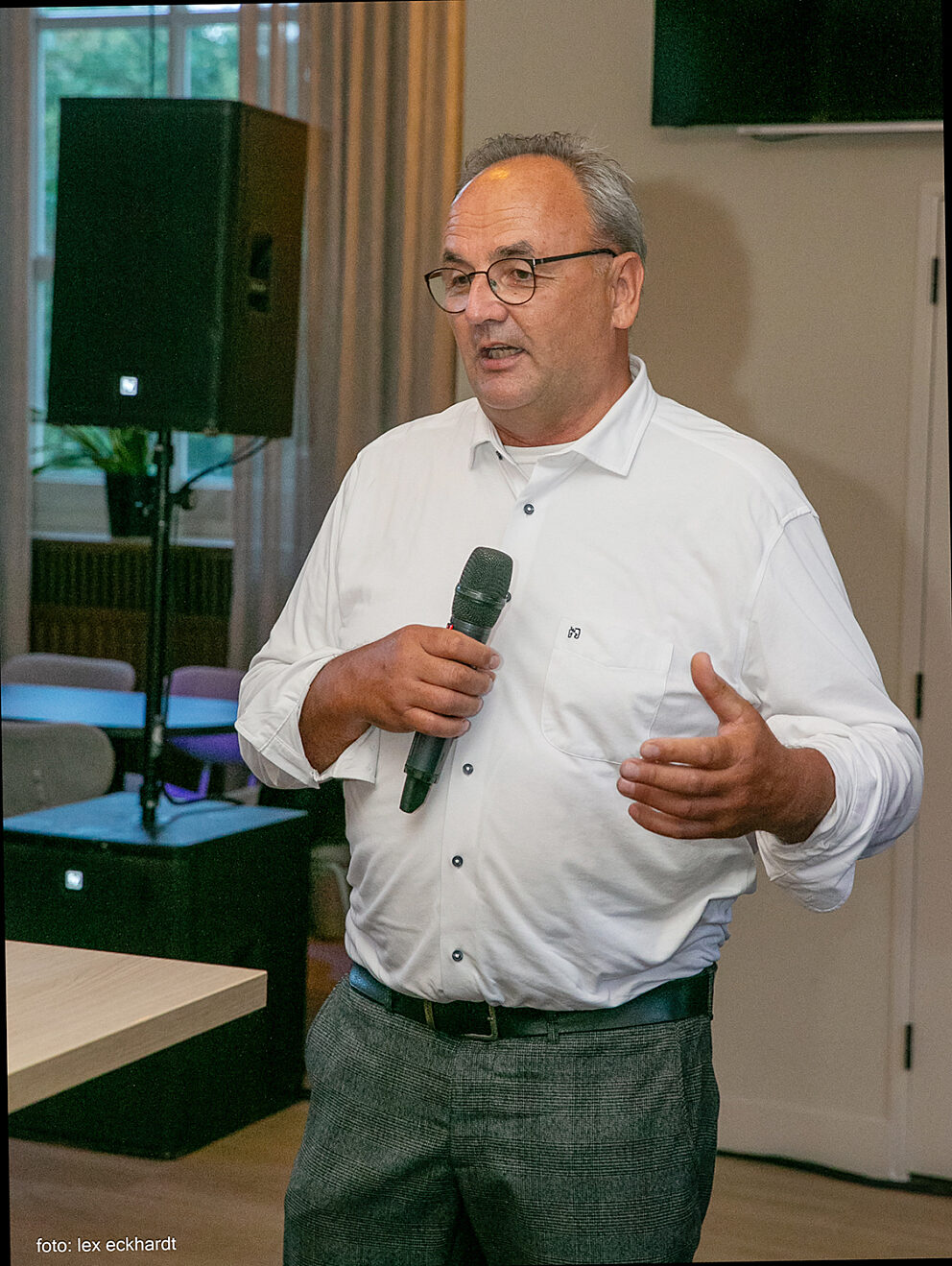 Vice voorzitter Danny Micola von Fürstenrecht spreekt de aanwezigen toe