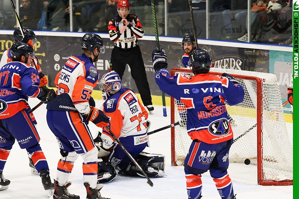 Nijmegen Devils scoort in de finale tegen Eindhoven Kemphanen.