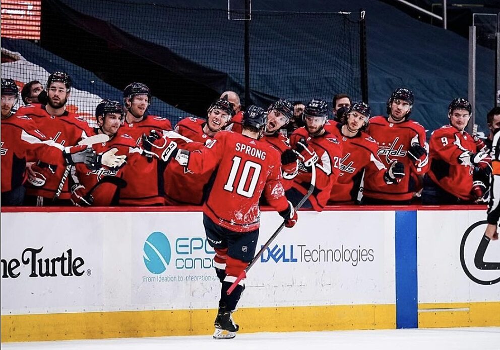 Daniel Sprong viert een feestje na zijn vijftigste punt in de NHL