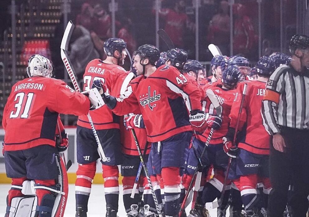 Washington Capitals viert het winnende doelpunt in de openingswedstrijd tegen de Boston Bruins