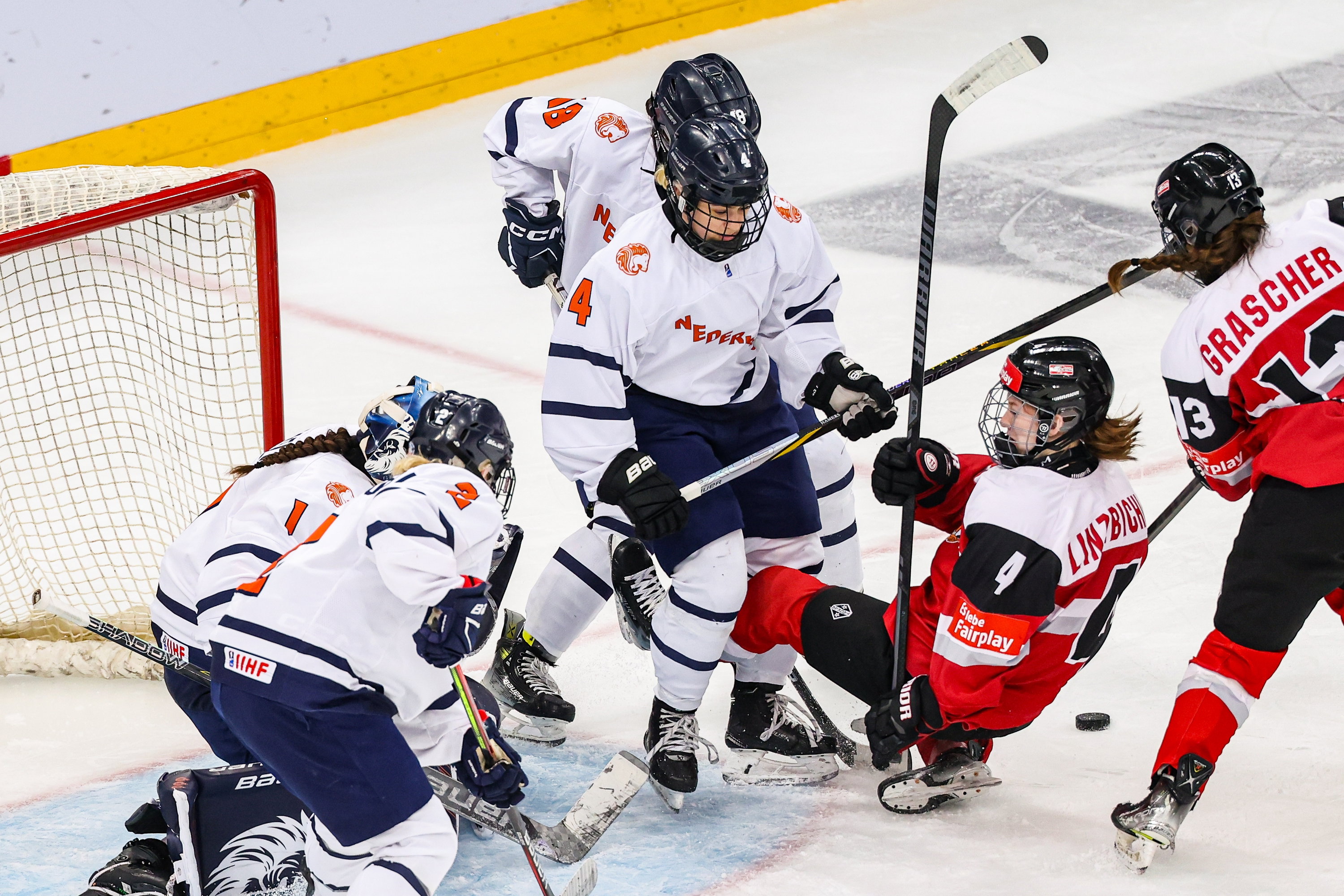 De foto laat zien dat het regelmatig alle hens aan dek is bij Team Nl vrouwen