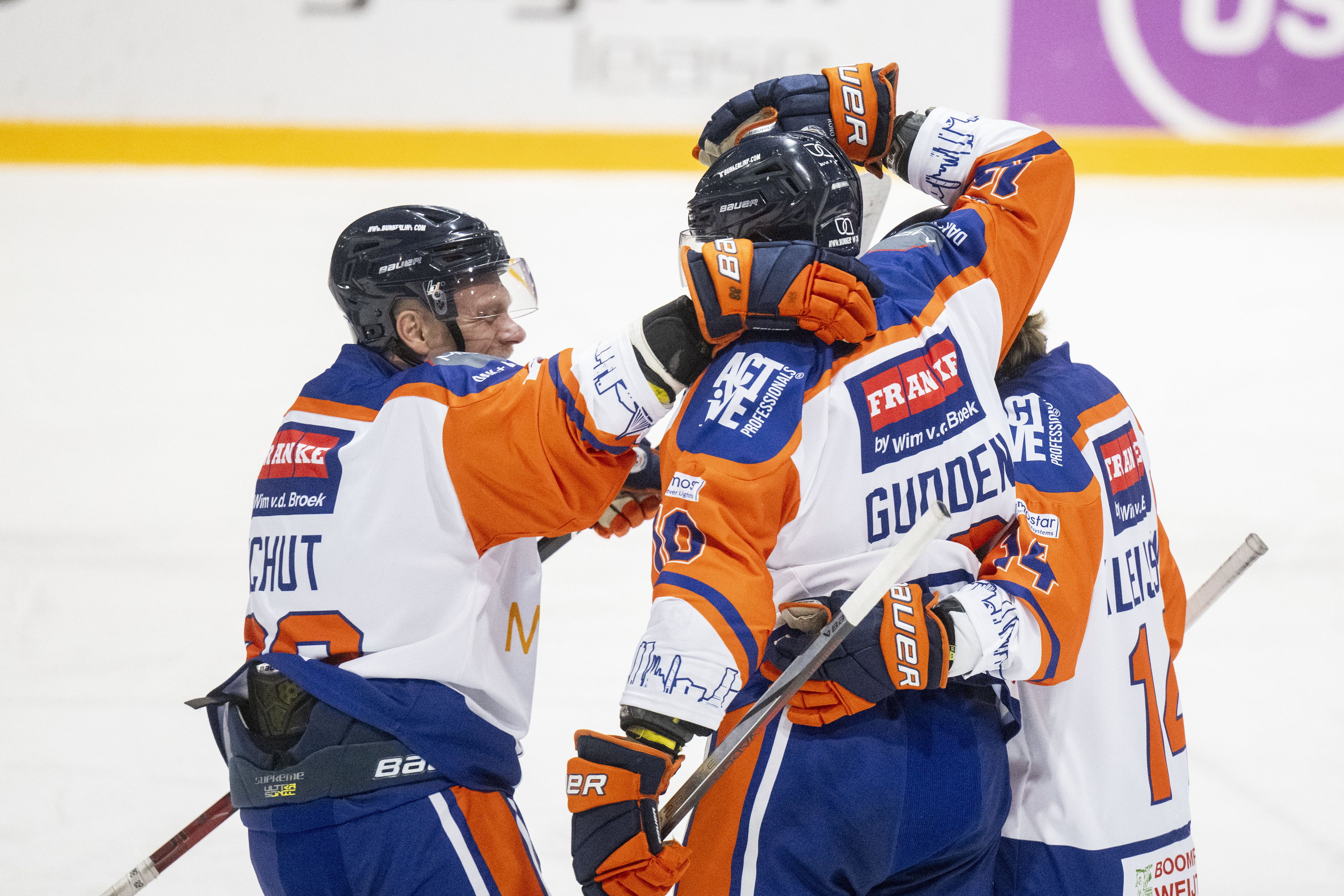 Eindhoven viert een feestje na een doelpunt tegen Leeuwarden