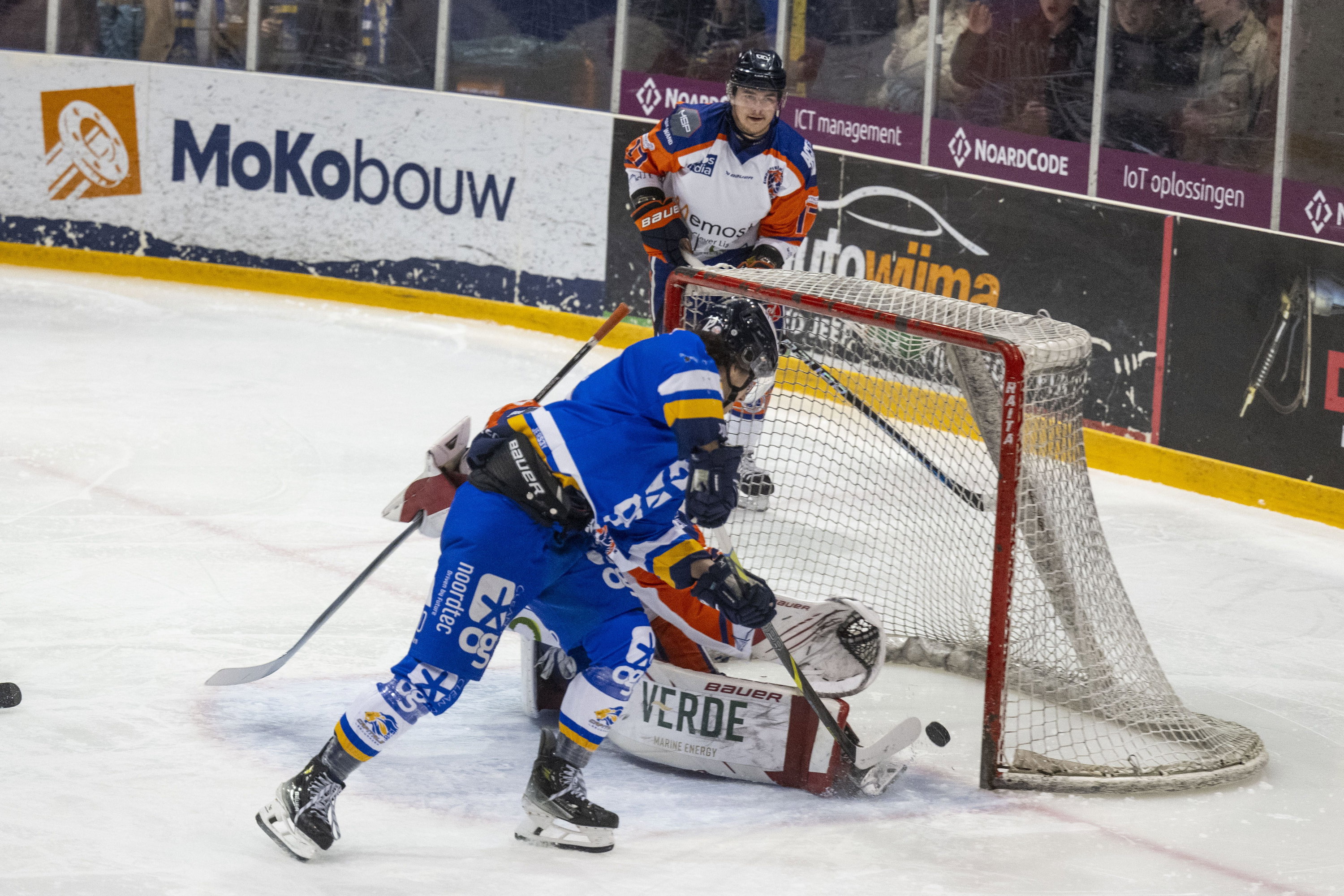 Leeuwarden scoort tegen Eindhoven in de halve finale van de play-offs in de Eredivisie.