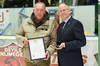 Voorzitter Jan Hopstaken (rechts) van IJshockey Nederland reikt de oorkonde uit aan oud-international Bill Wensink (links) die hoort bij het spelen van minimaal honderd interlands.