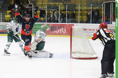 Mitch Bruijsten juicht na een doelpunt tegen Dordrecht in de kwartfinales van de play-offs in de Eredivisie.