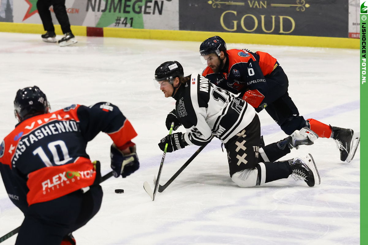 Nijmegen wint in Amsterdam en staat op matchpoint