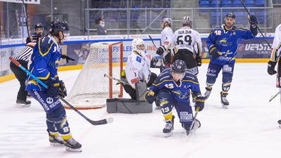 Tilburg Trappers vs Erfurt BlackDragons - Raymond van der Schuit viert zijn doelpunt