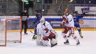 Danny Stempher en Max Hermens vieren een doelpunt van Tilburg Trappers tegen Saale Bulls Halle op 10-01-21
