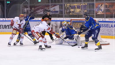 Puck voor het doel van Ruud Leeuwesteijn