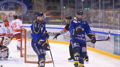 Tilburg Trappers vs Hannover Scopions 05-01-2021: Kevin Bruijsten viert zijn doelpunt samen met Diego Hofland