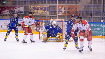 Gevaar voor het doel van Ian Meierdres in het duel tussen Tilburg Trappers en Hannover Scorpions op 19 maart 2021