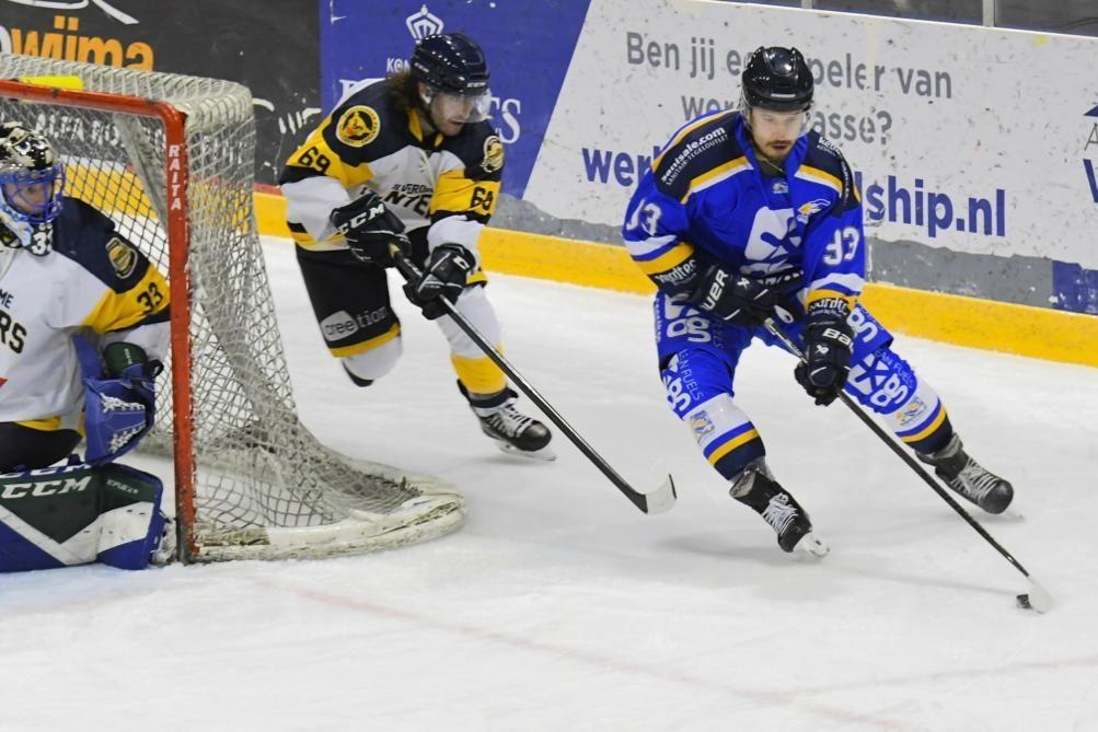 OG Capitals speler Veres in actie rond het doel Zoetermeer Panters