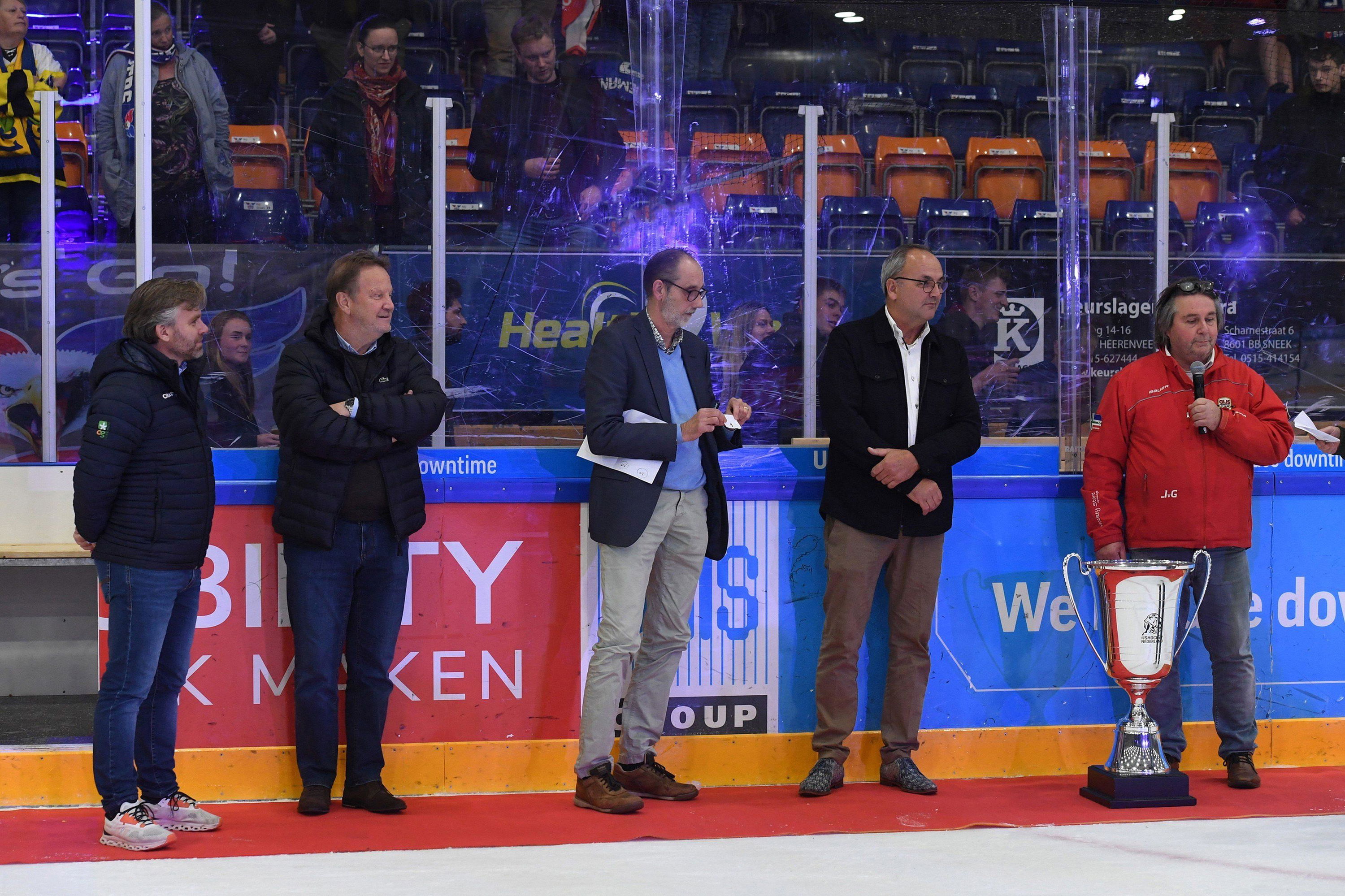 De bekerloting vlnr; Pieter Poelsma, Henk Hoekstra, Ko Beijaard, Danny Micola von Fürstenrecht en Jacob van Gelder