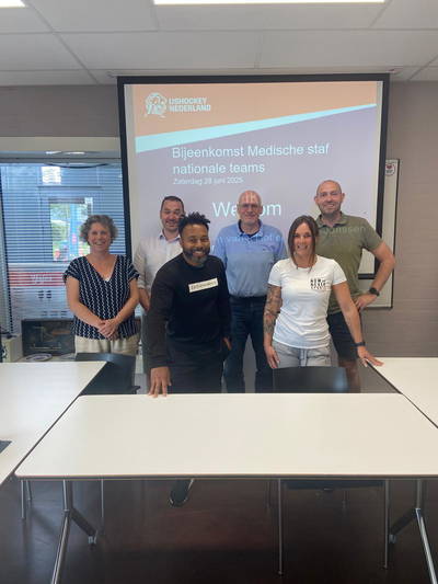 op de foto van links naar rechts: Iris Jongmans (bestuur IJshockey Nederland), Emeric Largentier (Vrouwen U18), Kevin Zwennicker (diverse talentontwikkelingsteams en nationale teams), Emile Janssen (voorzitter medische commissie en teamarts nationale mannenteam en Eaters Geleen), Bobbi Demen (diverse talentontwikkelingsteams en nationale teams), Tom van 't Hof (lid medische commissie en mannen U20)