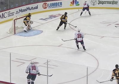 Daniel Sprong (10) maakte op zondag zijn rentree voor de Washington Capitals