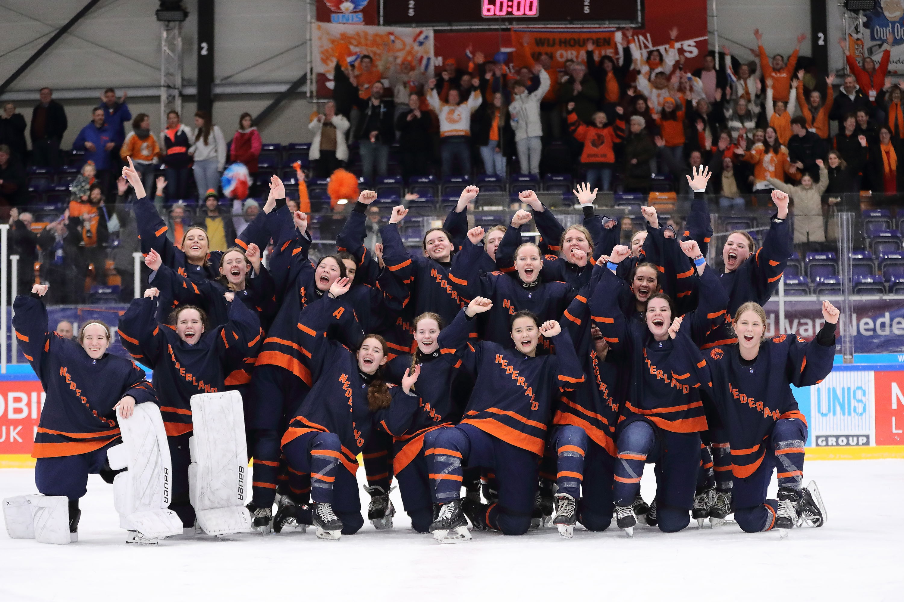 De U18-vrouwen vieren de winst op Kazachstan