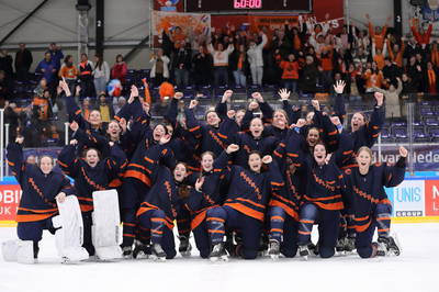 De U18-vrouwen vieren de winst op Kazachstan