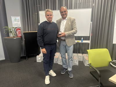 Cees Oerlemans (links) is benoemd tot Lid van Verdienste van IJshockey Nederland