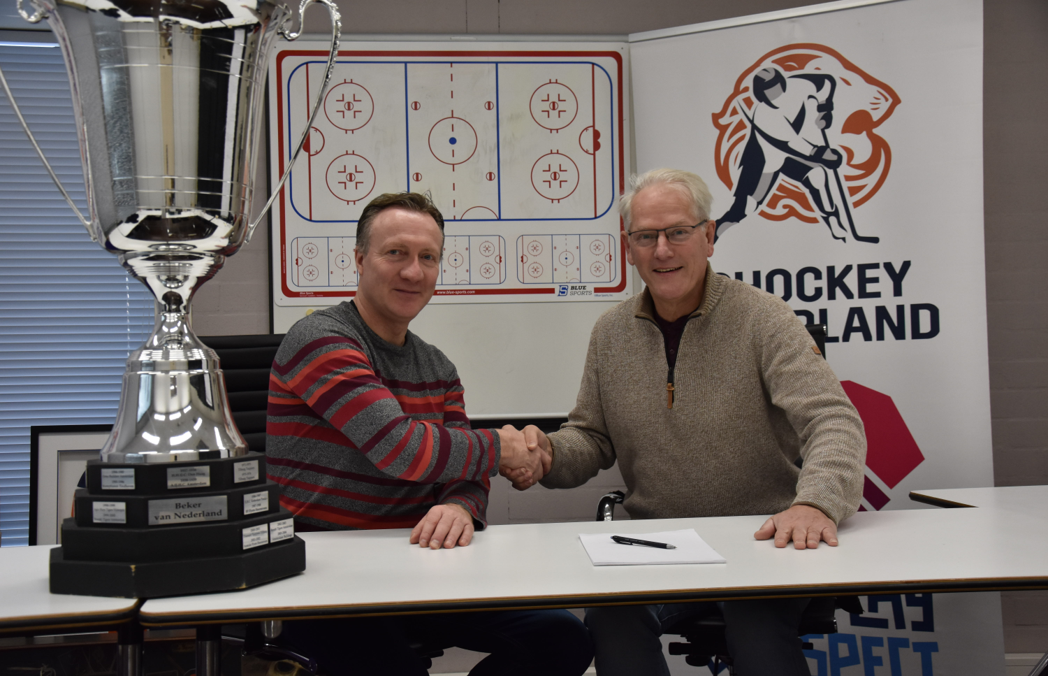 Michel Pothuizen (Inventum) en Theo van Gerwen ondertekenen de overeenkomst