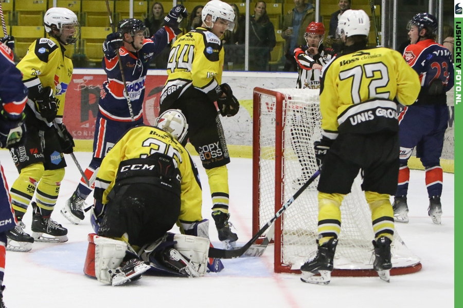 Nijmegen Devil Renzo van Brink schiet de 6-0 binnen