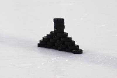 Stock - piramide van pucks