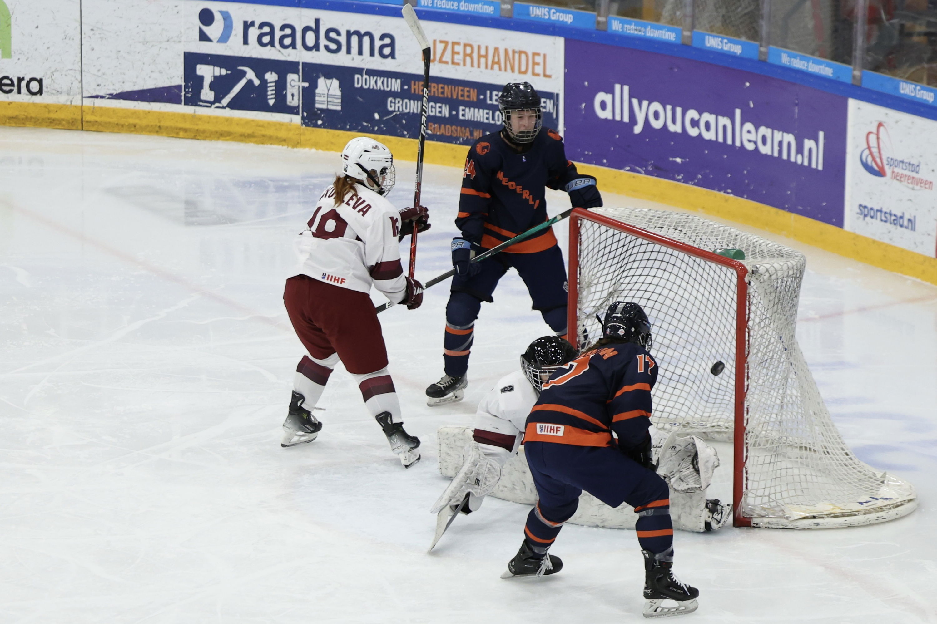 Nederland scoort tegen Letland op het WK U18-vrouwen in Heerenveen