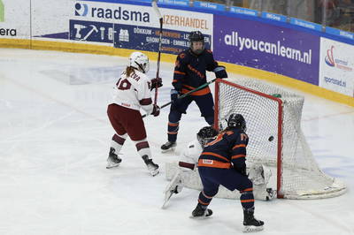 Nederland scoort tegen Letland op het WK U18-vrouwen in Heerenveen