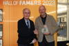 Arie Klein bij zijn opname in de Hall of Fame, met rechts lid van de Verkiezingscommissie Geoffrey del Monte Lyon