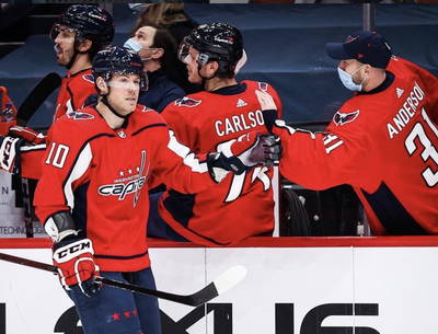 Daniel Sprong viert een doelpunt in dienst van de Washington Capitals
