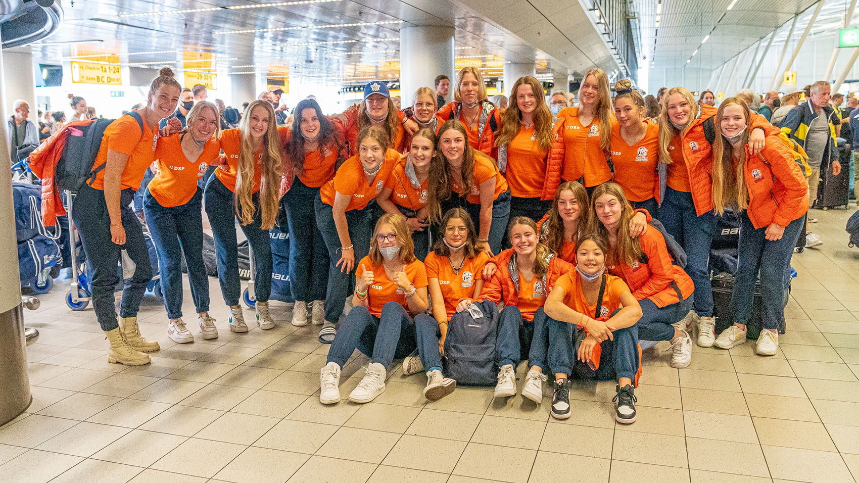 U18 dames 2022 vertrek Schiphol