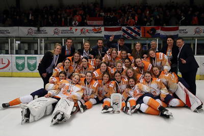 De Nederlandse U18-vrouwen met de zilveren medaille tijdens het WK in Eindhoven in 2020.