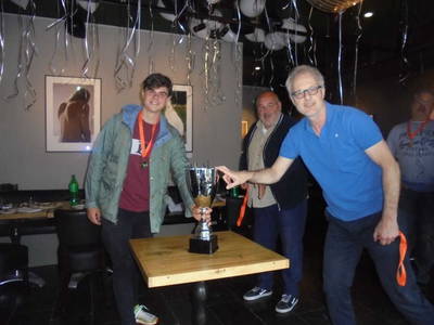 De U19 krijgt de beker en medailles voor het kampioenschap 2020 uitgereikt