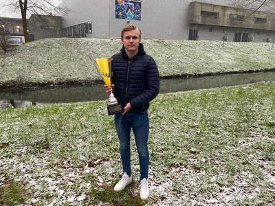 Bjorn Borgman met de Bennie Tijnagel-Trofee 2019-20