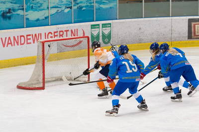 Kimberley Collard scoort namens Oranje U18 tegen Kazachstan op het WK in Eindhoven