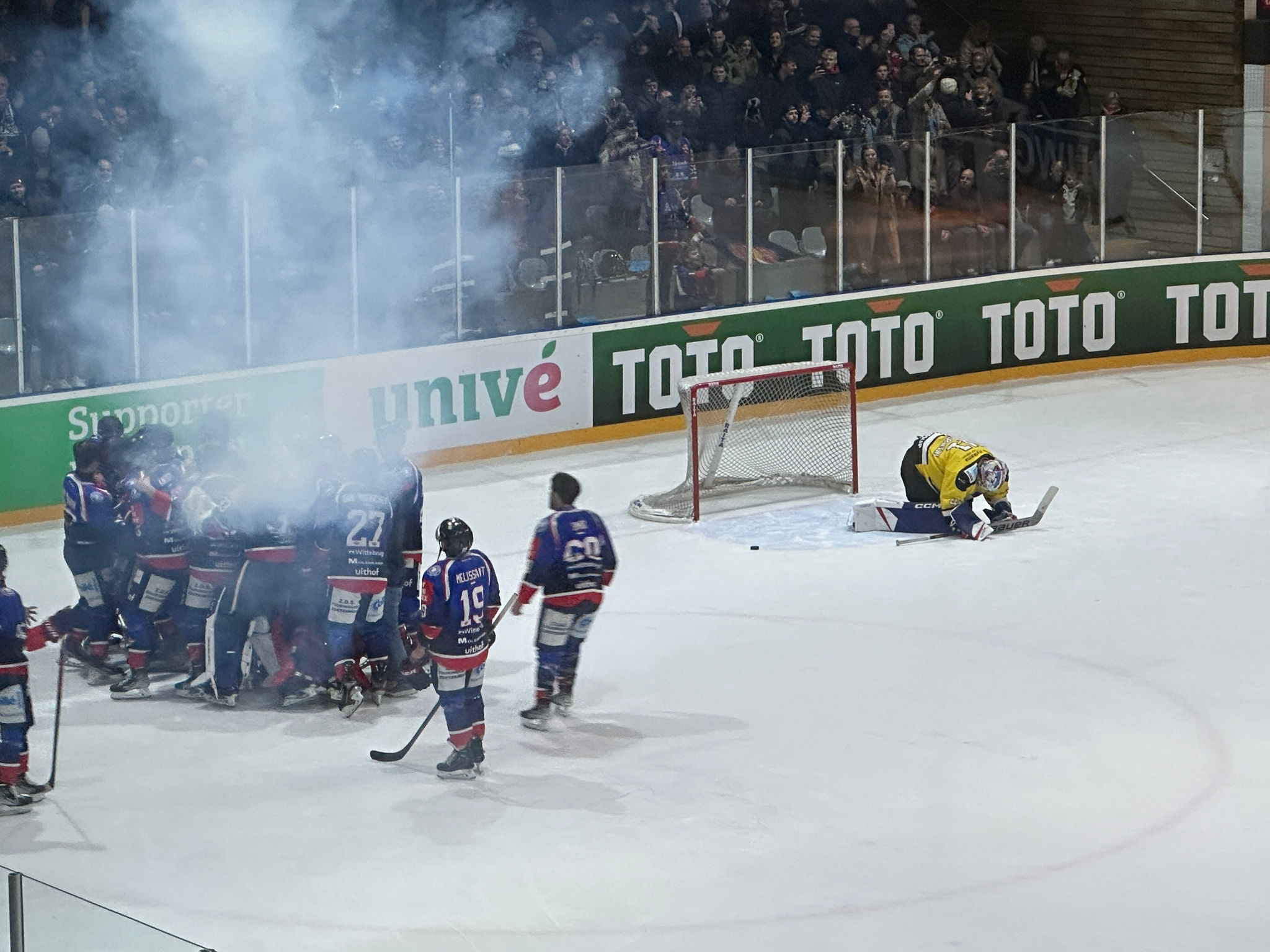 Den Haag viert de bekerwinst, de doelman van Heerenveen ligt verslagen op het ijs