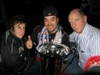 Mia Simons-Dreessen, Mike Ninaber en Bert Simons met de kampioensbeker.