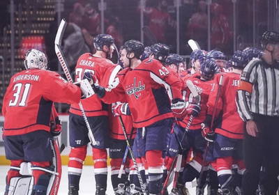 Washington Capitals viert het winnende doelpunt in de openingswedstrijd tegen de Boston Bruins