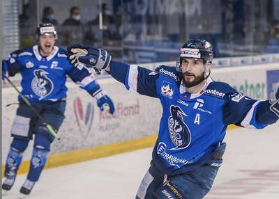 Spelers van HK Poprad vieren een doelpunt in de play-offs om het Slowaakse kampioenschap