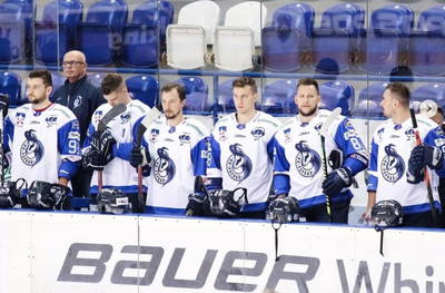 De spelersbank van HK Poprad