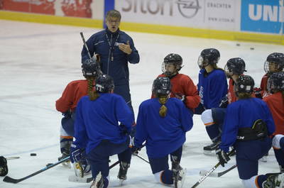 Bondscoach Joep Franke instrueert tijdens een training zijn team.