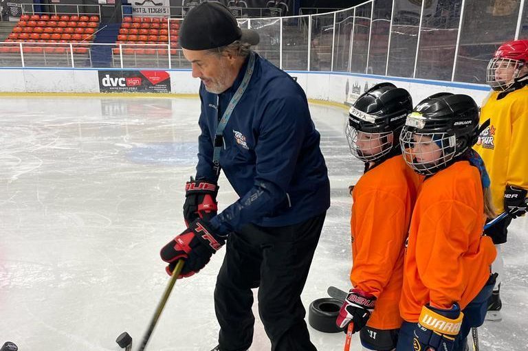 Ron Berteling geeft vol passie les aan jonge meisjes tijdens Bauer Girls Tour