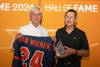 Larry van Wieren ontvangt van Hall of Fame commissielid Jan Janssen de onderscheiding en een shirt