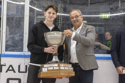Bartek Bison krijgt uit handen van voorzitter Danny Micola von Fürstenrecht, de Frans Henrichs bokaal