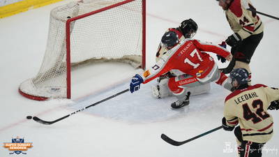 Rob Delcliseur (#17 Nijmegen Gladiators) voor open doel; doelman Timo Sipkema en Mike Klop (44) van Amsterdam Tigers 4