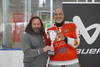 Eric Hoogvliets (Nijmegen Gladiators) neemt de kampioensbeker in ontvangst van Remo  (IJhockey Nederland - Commissie Senioren)