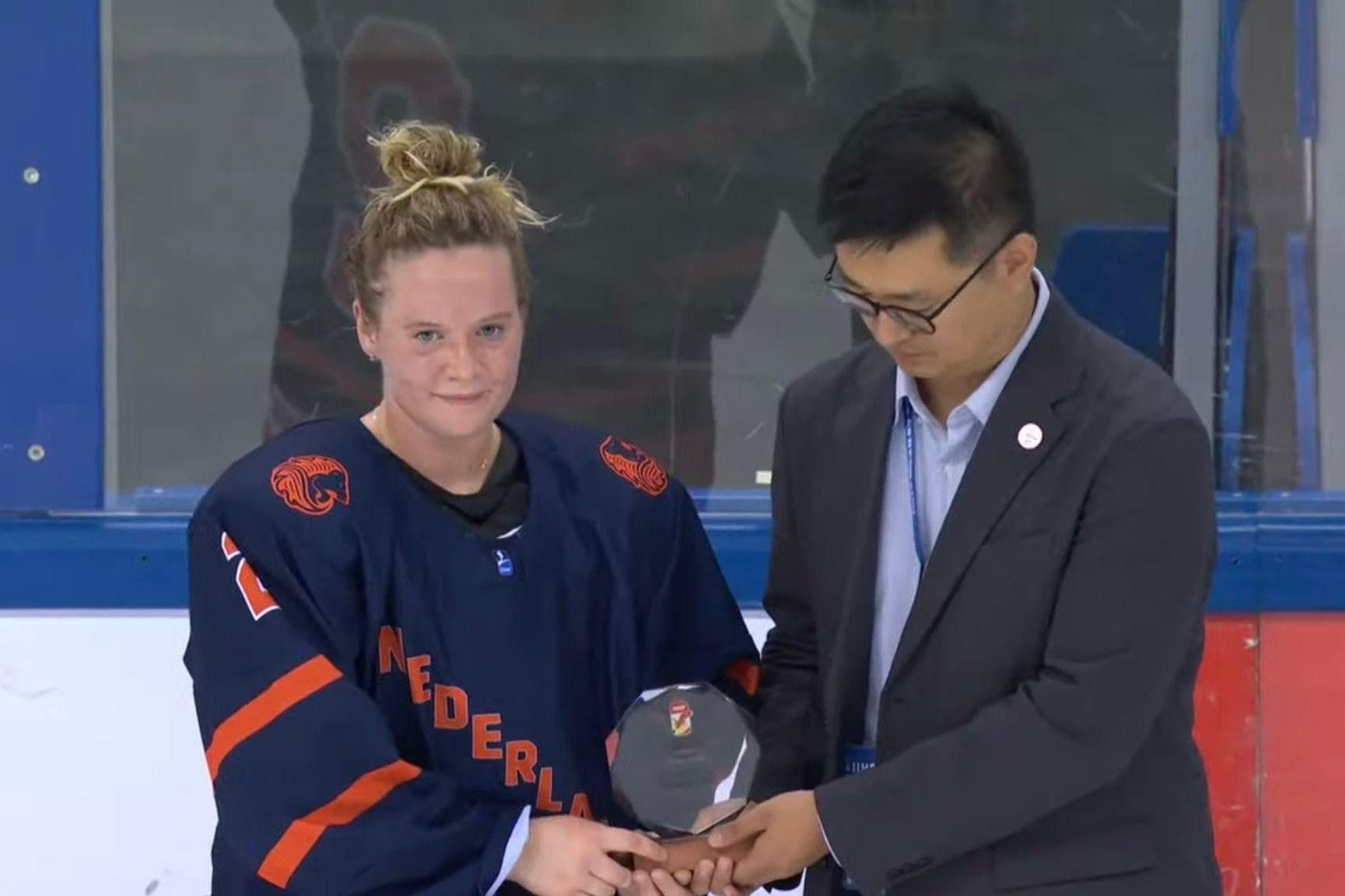 Aimee Seppenwolde ontvangt award